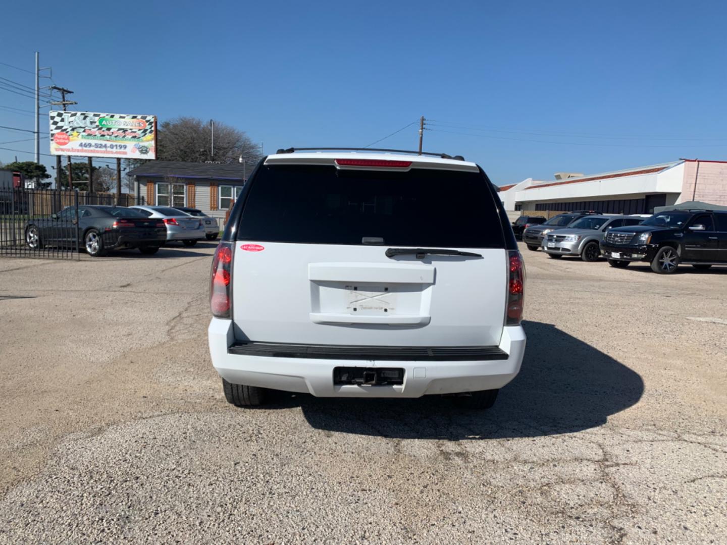 2008 White /Black GMC Yukon SLE-1 2WD (1GKFC13C98R) with an 4.8L V8 OHV 16V engine, Automatic Overdrive transmission, located at 1830 North Belt Line Road, Irving, TX, 75061, (469) 524-0199, 32.834373, -96.993584 - Photo#4